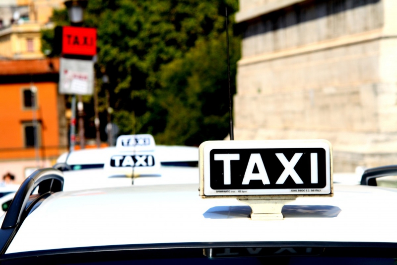 taxis-LE VAL-min_taxi_auto_rome_road_white-1051610